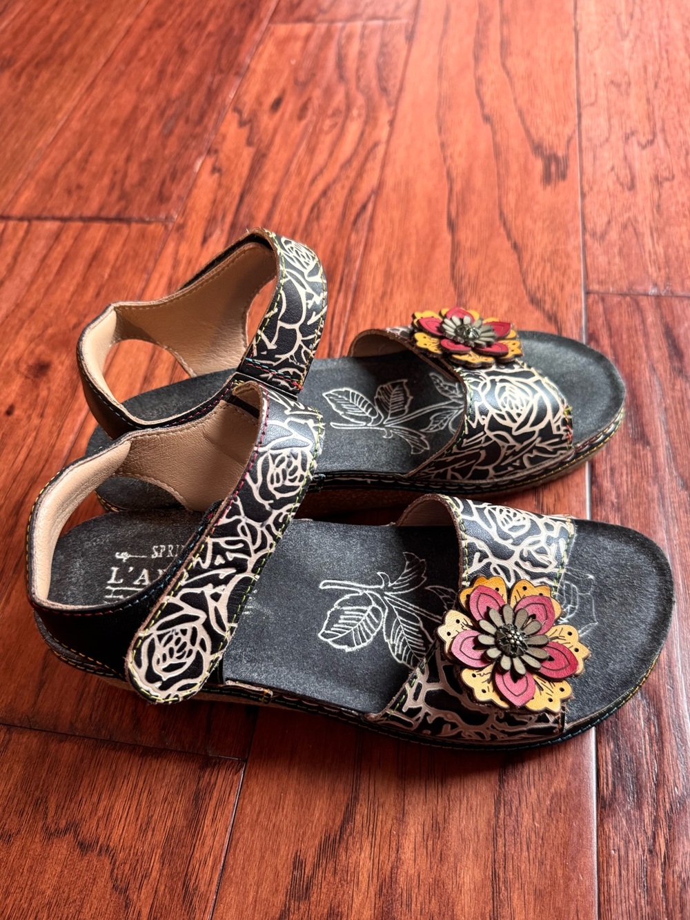 L'Artiste Spring Step Leather Wedge Floral Sandals Cuteness Black Sz 37 6.5-7 US